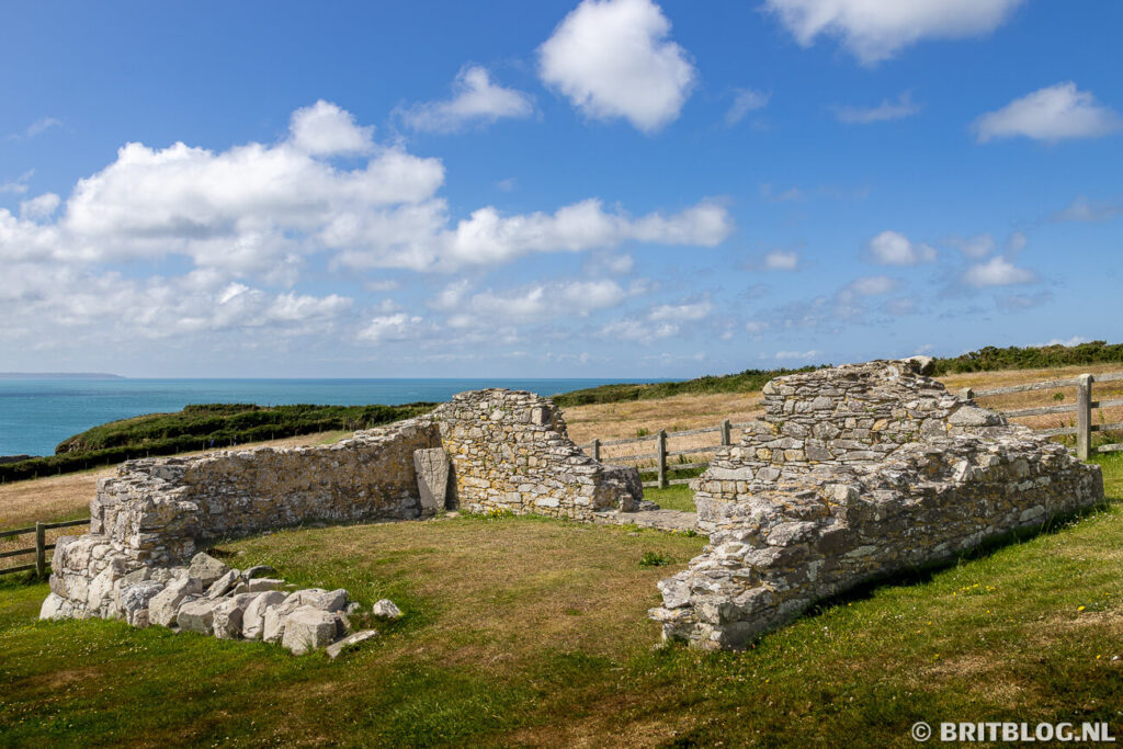 St Non’s Chapel met de zee op de achtergrond