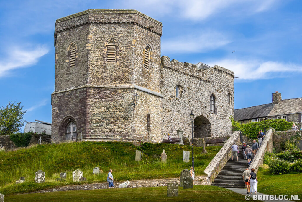 Porth-Y-Twr, een oude toren vlakbij de katkedraal van St Davids, de stad van nationaal park Pembrokeshire Coast. 