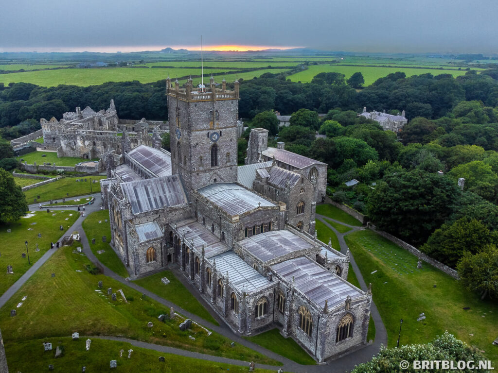 St Davids Cathedral vanuit de lucht met een drone tijdens zonsondergang