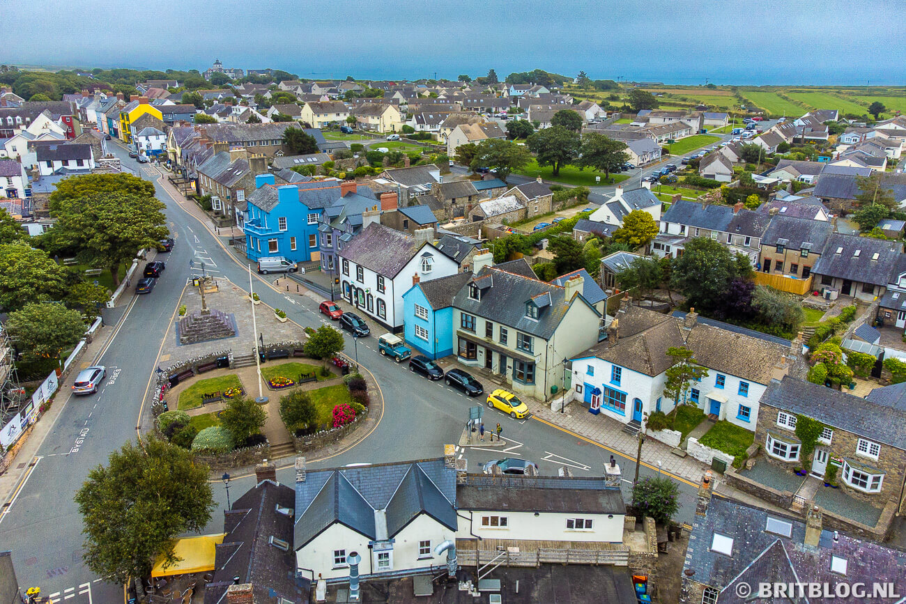St Davids vanuit de lucht. Het is de kleinste stad van Groot-Brittannië en ligt in Pembrokeshire Coast National Park in Wales.