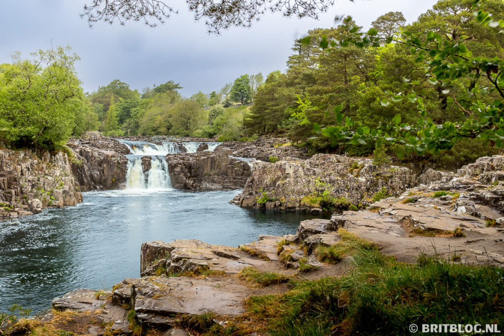 Low Force waterval vanaf de kant van het Bowlees Visitor Centre.