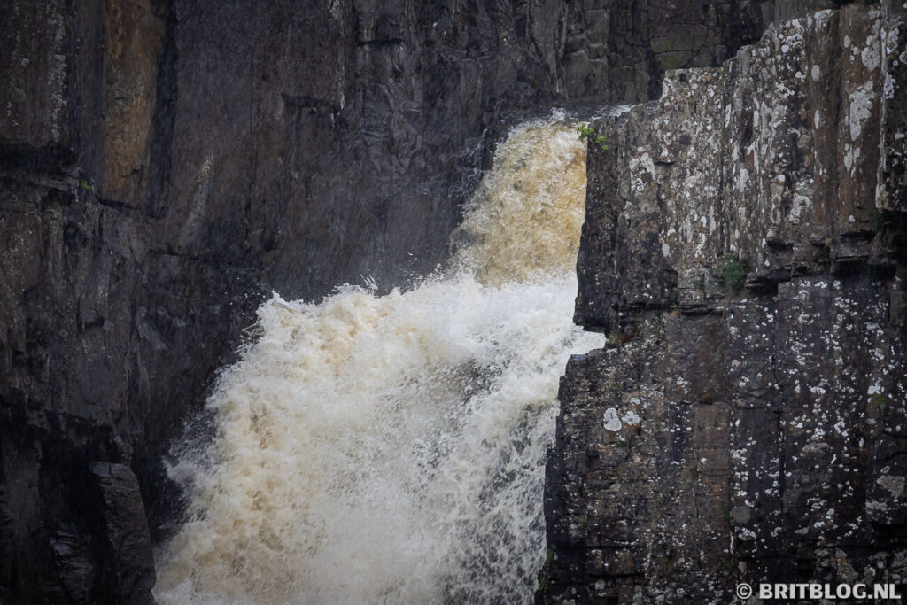 High Force waterval stort zich naar beneden van de Whin Sill.