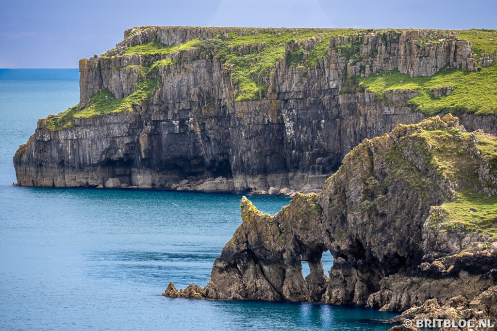 De prachtige kliffen langs de kust van Pembrokeshire, Zuid-Wales. 