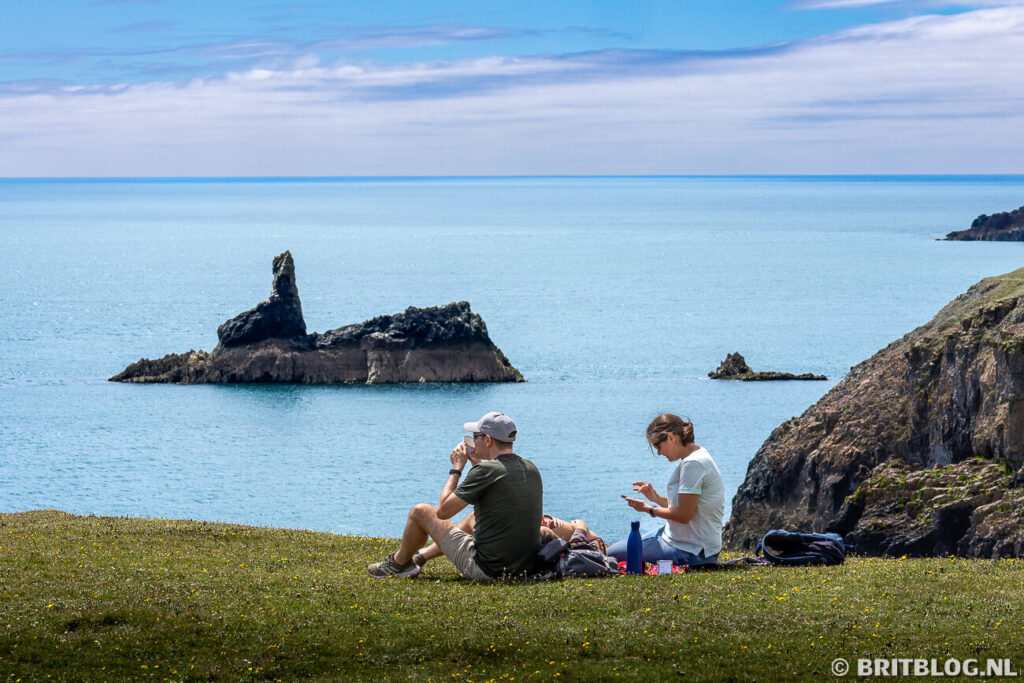 Picknicken langs de kust van Pembrokeshire met uitzicht op Church Rock. 