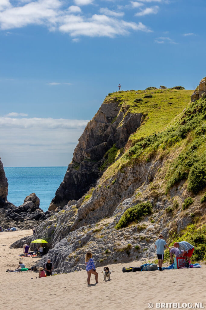 Broad Haven South Beach heeft wit zand, blauwe zee en kliffen aan de zijkant. 