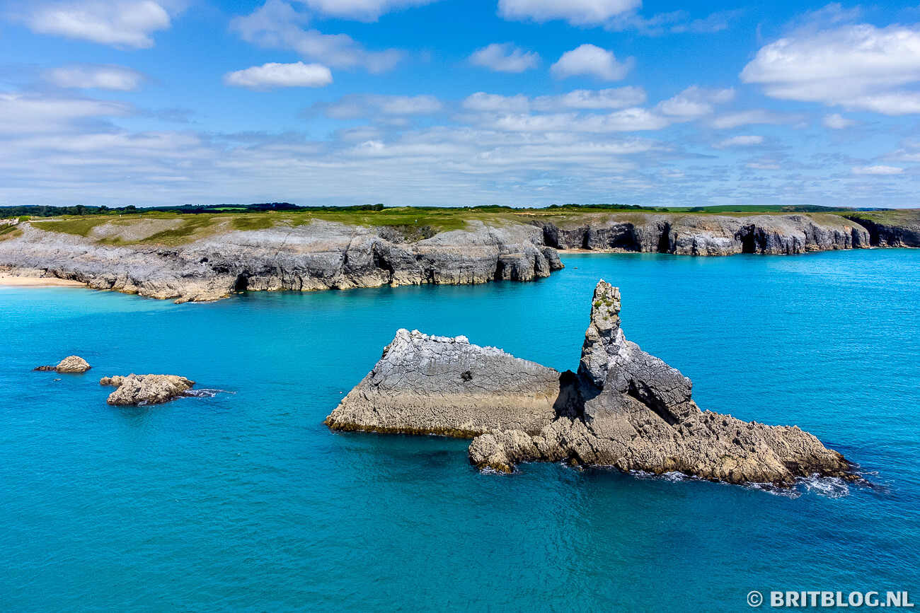 Church Rock met op de achtergrond de typische kustlijn van Pembrokeshire Coast National Park