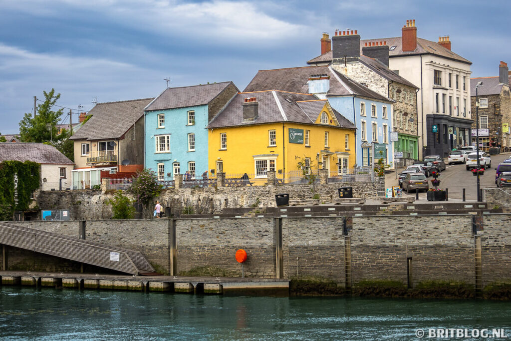 Gekleurde huizen van Cardigan aan de rivier, Wales