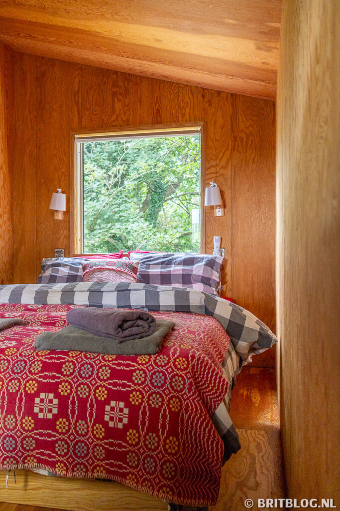 Bed in de 'garden shac’ van Fforest
