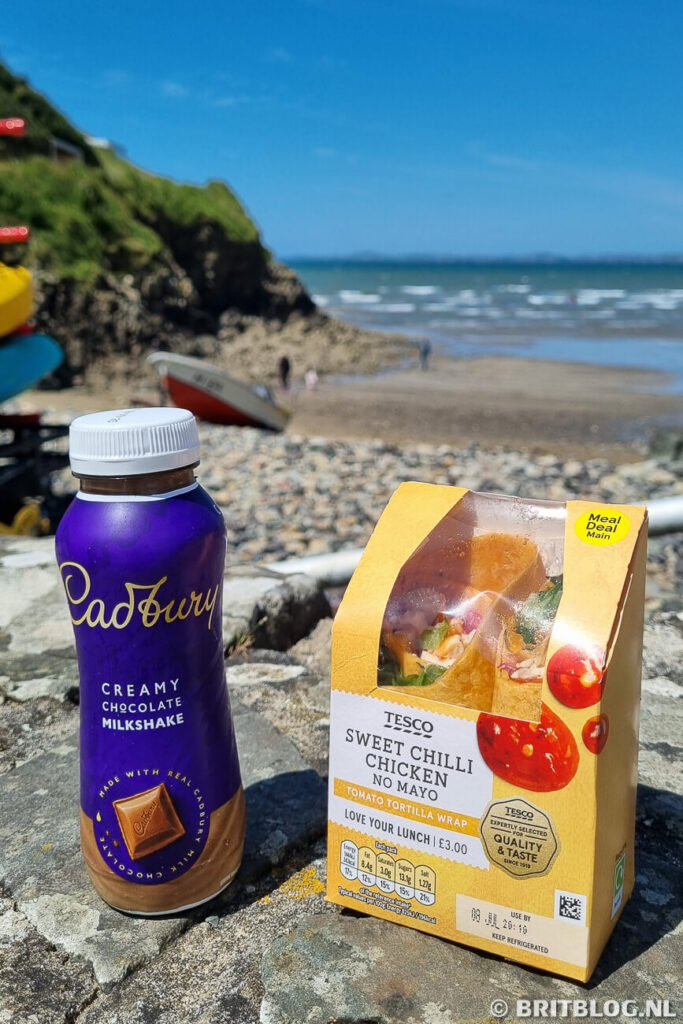Mijn lunch met op de achtergrond de zee, Little Haven, Pembrokeshire.