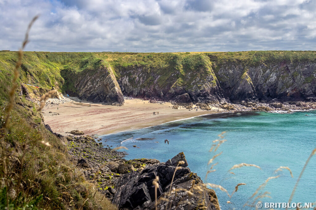 De kustlijn langs Pembrokshire Coast Path