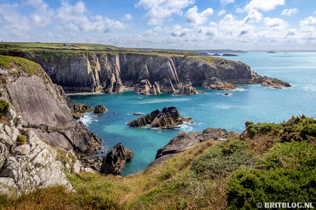 De prachtige kustlijn van Pembrokeshire Coast National Park met de blauwe zee en rotspartijen. 