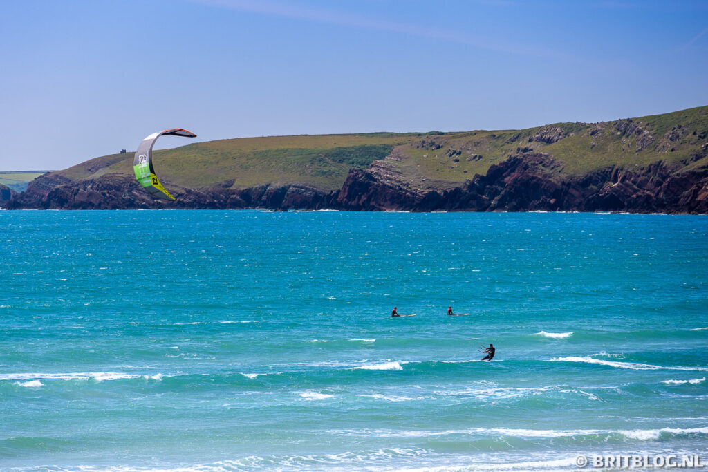 Kitesurfen kan prima in de zee bij Freshwater West, Pembrokeshire Coast National Park