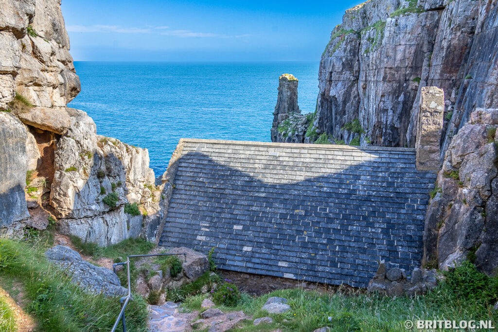 St Govan’s Chapel met de zee op de achtergrond. 