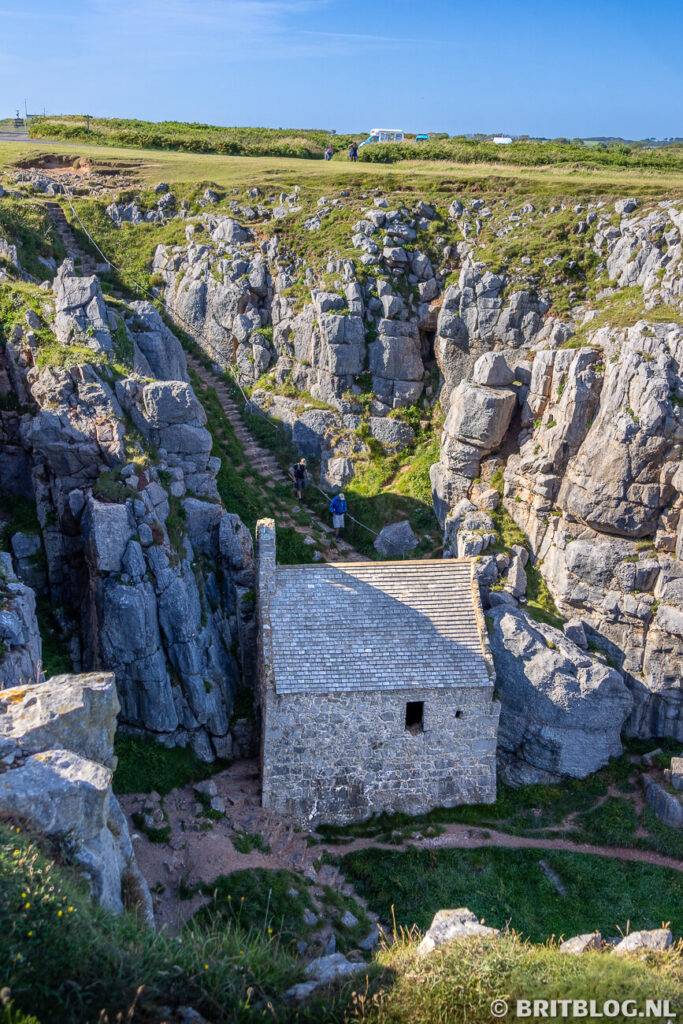 St Govan’s Chapel ligt tussen de kliffen aan de Pembrokeshire Coast 