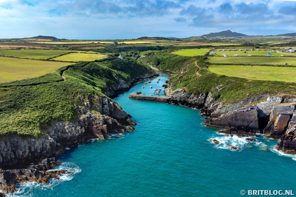 Porthclais Harbour, vanaf zee met een drone. 