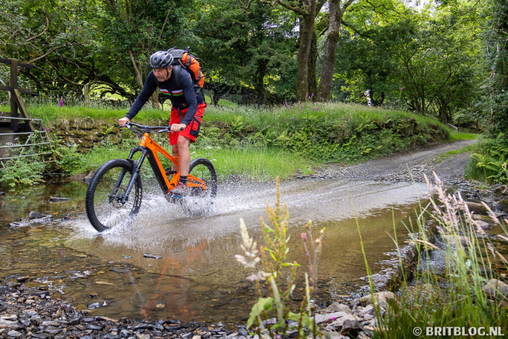 Door een ford met de e-mountainbike tour in Preseli Hills