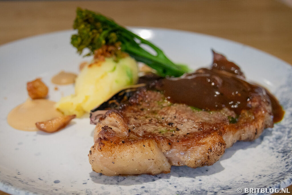 Een steak in het Cliff restaurant in Saundersfoot