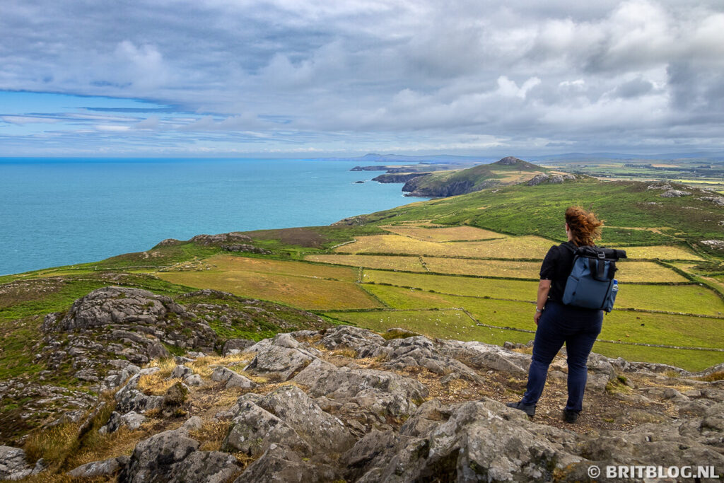 Ik sta boven op Carn Llidi, St Davids Head, met uitzicht op de kust van Pembrokeshire Coast National Park