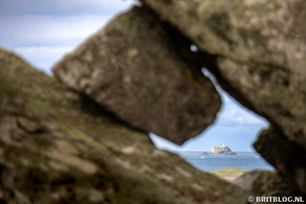 Een doorkijkje naar South Bishop Lighthouse on Emsger, Pembrokeshire Coast