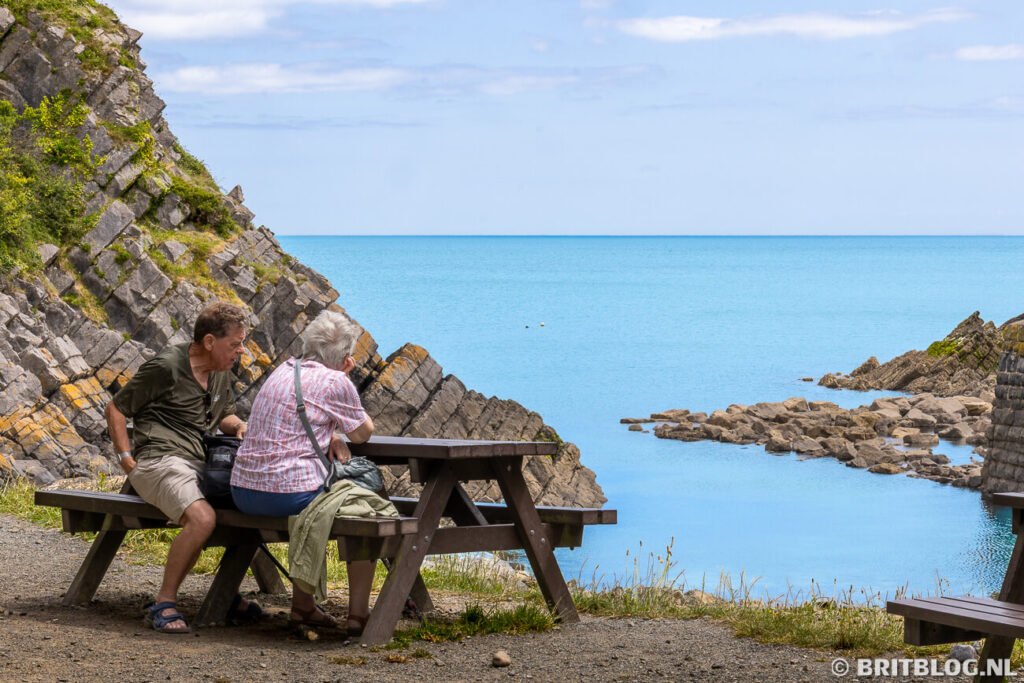 Twee mensen genieten van het uitzicht op Stackpole Quay