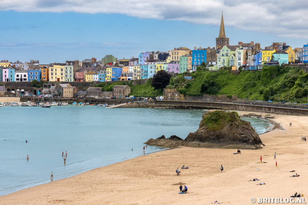 North Beach van Tenby met daarachter de gekleurde huizen en kerk. 