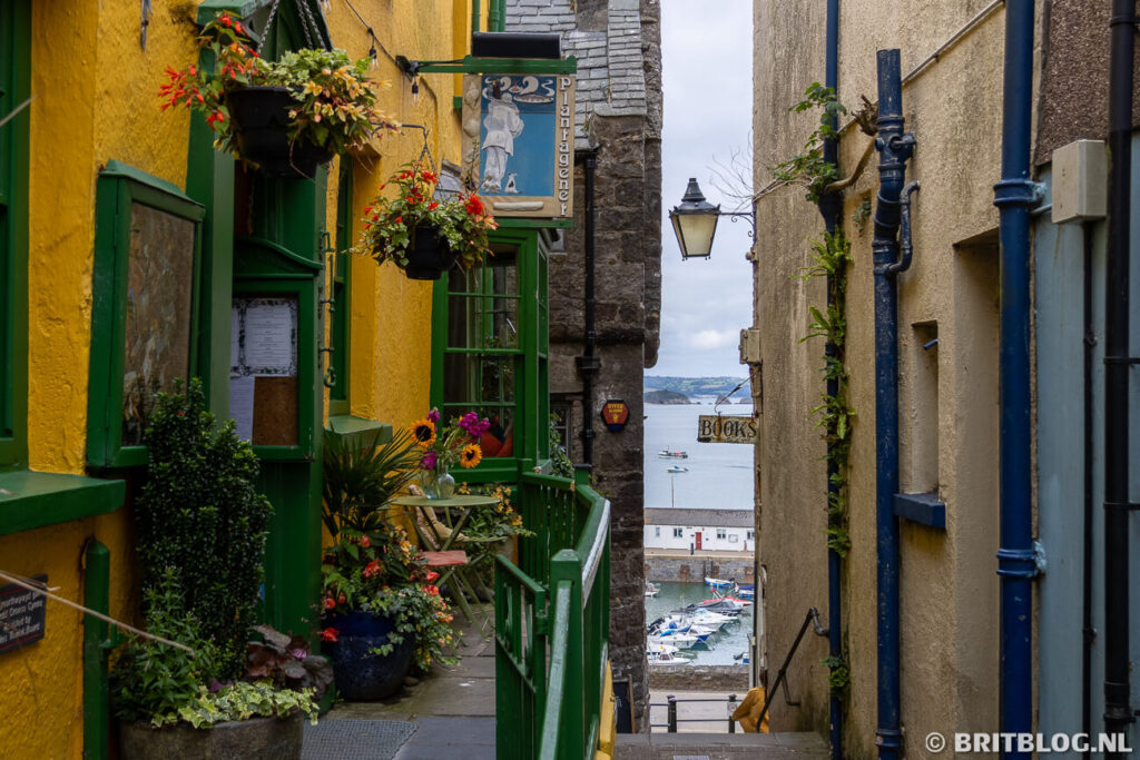 Doorkijkje naar de haven van Tenby