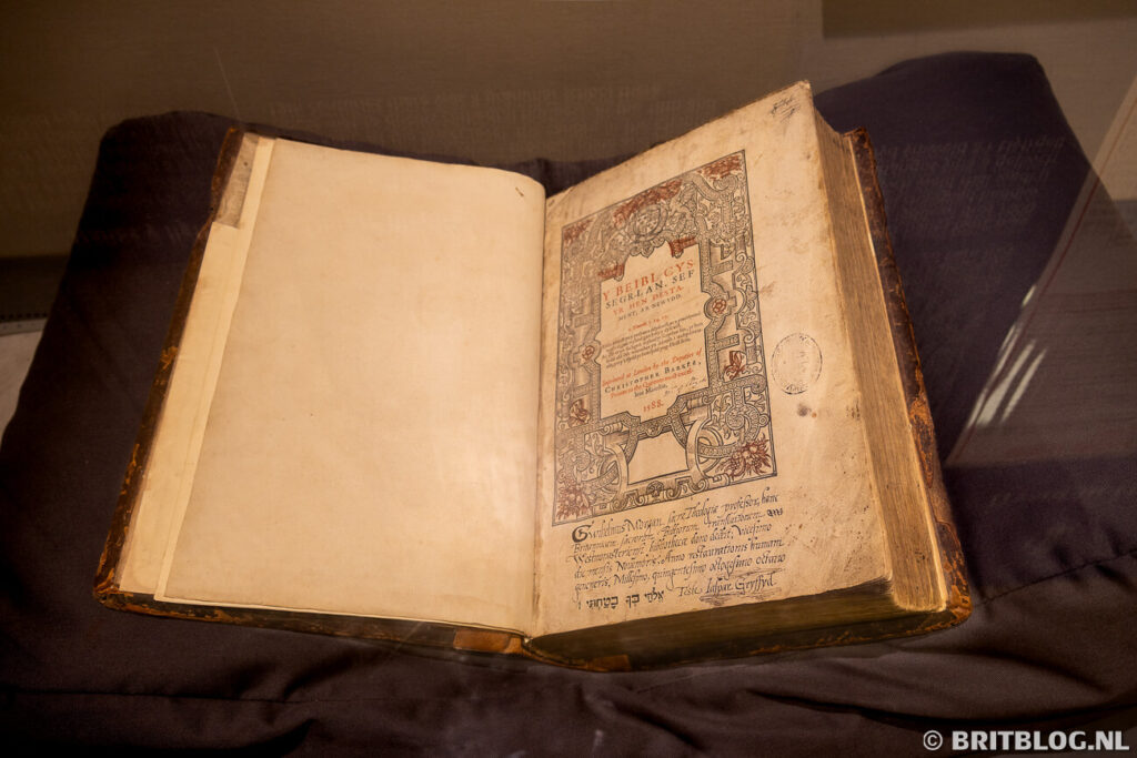 Welshe bijbel in het museum van St Davids Cathedral
