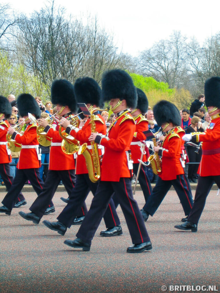 Muziekkapel van de Household Division marcheert met saxofoons en berenmutsen tijdens de Changing of the Guard in Londen.
