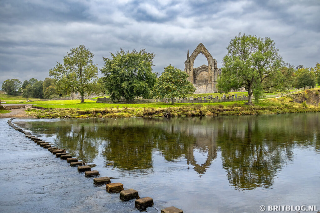 Bolton Abbey, met daarvoor de stepping stones in de rivier Wharfe.