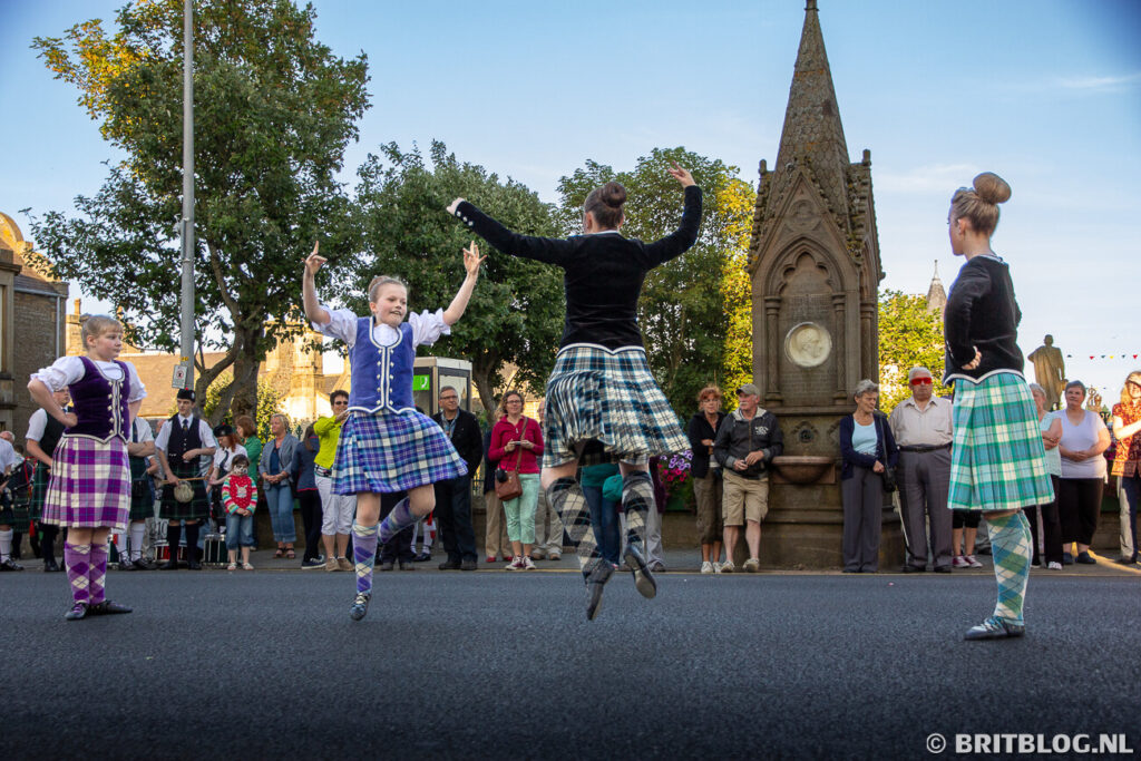 Vier meisjes doen Highland dancing in Thurso.