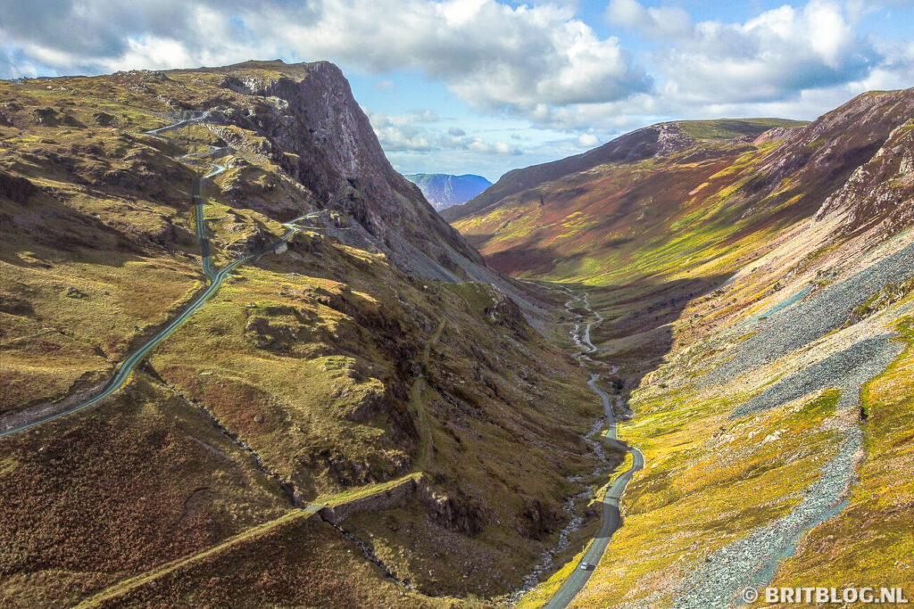 Droneshot van Honister Pass vanuit de hoek van Honister Slate Mine.
