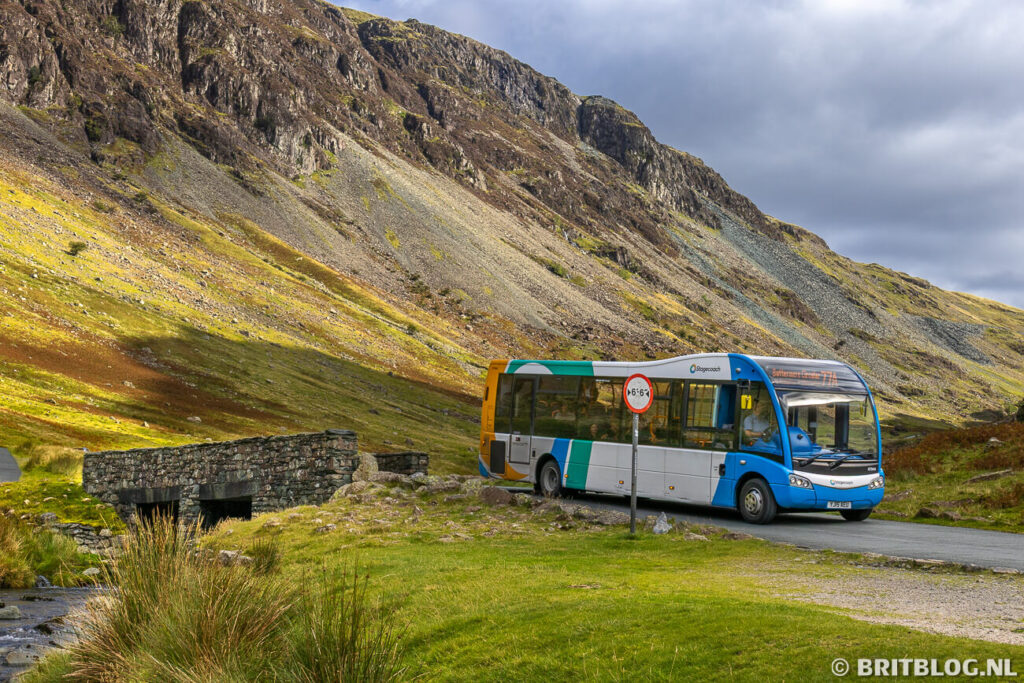 Bus 77a die door Honister Pass rijdt in het Lake Disrict. 
