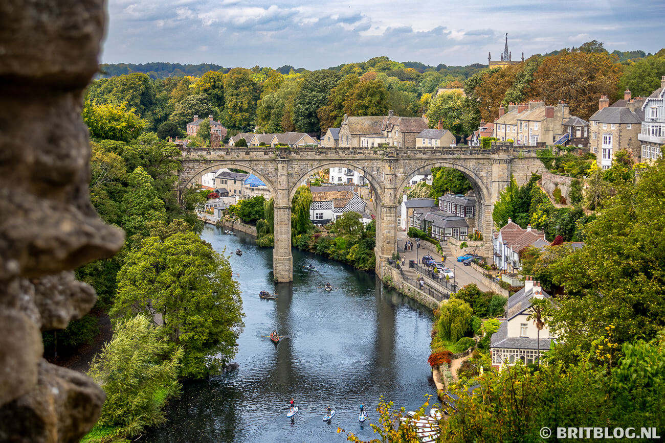 Knaresborough vanaf het kasteel met zicht op de rivier en het spoorviaduct.