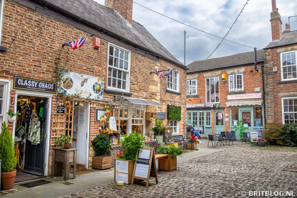 Kleurrijk straatje met winkels en cafés in het centrum van Knaresborough