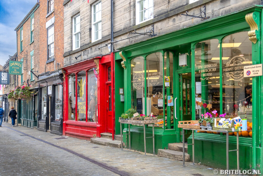 Winkels en gekleurde gevels in het centrum van Knaresborough