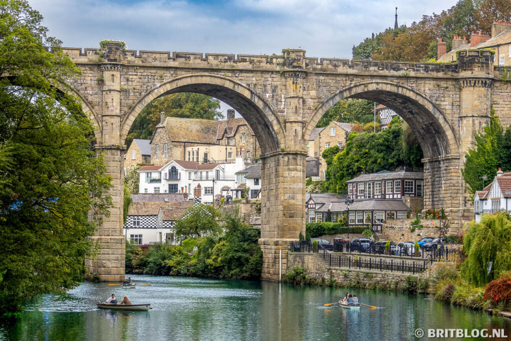 Knaresborough viaduct van dichtbij met bootjes op de rivier Nidd