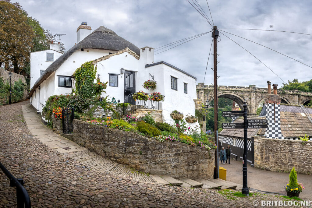 Schilderachtig straatje in Knaresborough met uitzicht op het viaduct