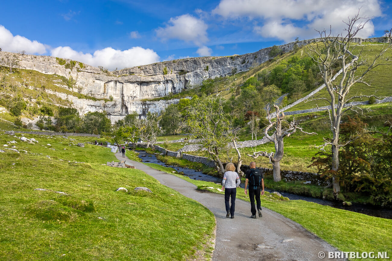Wandelen naar de Malham Cove op het Malham Landscape Trail