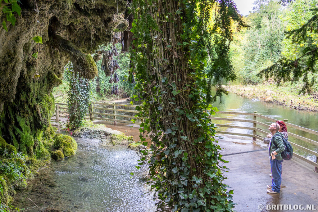 Bezoeker bij de Petrifying Well en Mother Shipton’s Cave in Knaresborough