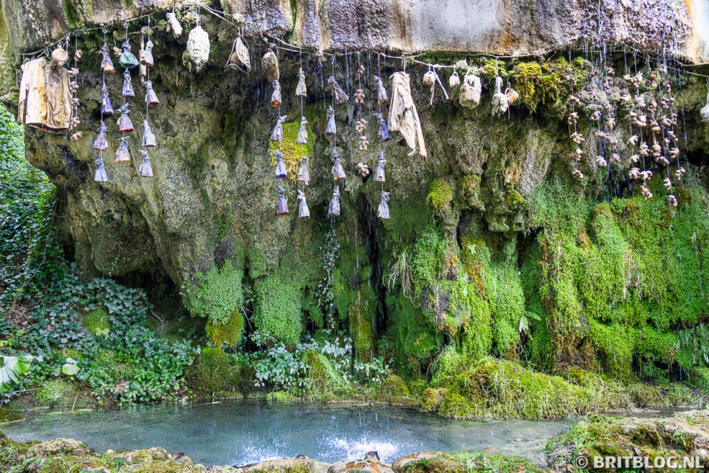 Petrifying Well in Knaresborough met versteende voorwerpen onder de rots