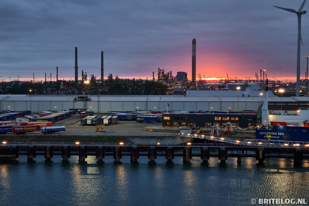Zonsondergang in Europoort vanaf P&O Ferry Rotterdam-Hull.