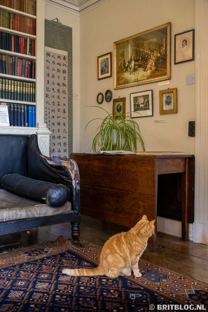 Woonkamer met kat in William Wordsworths huis Rydal Mount in het Lake District, Engeland.