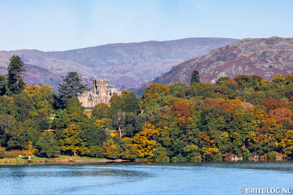 Wray Castle bij Windermere tijdens een boottochtje. Een must do tijdens een 4 daagse roadtrip door het Lake District, Engeland