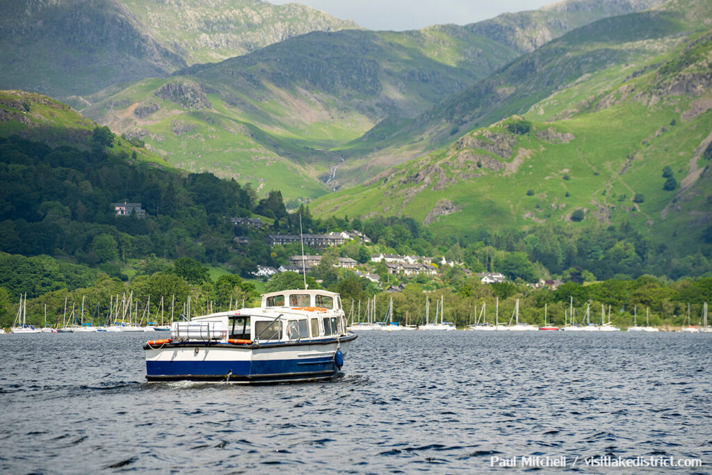 Een boot op Coniston Water met de bergen op de achtergrond