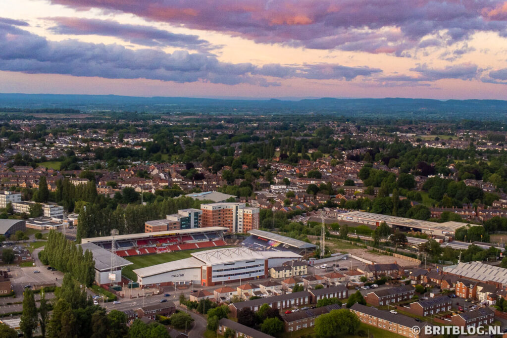 Wrexham met zonsondergang vanuit de lucht (drone)
