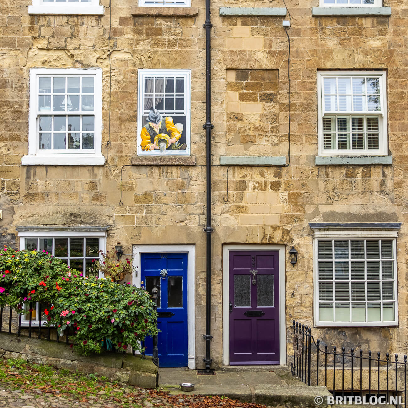 Geschilderde blind windows op huizen in Knaresborough