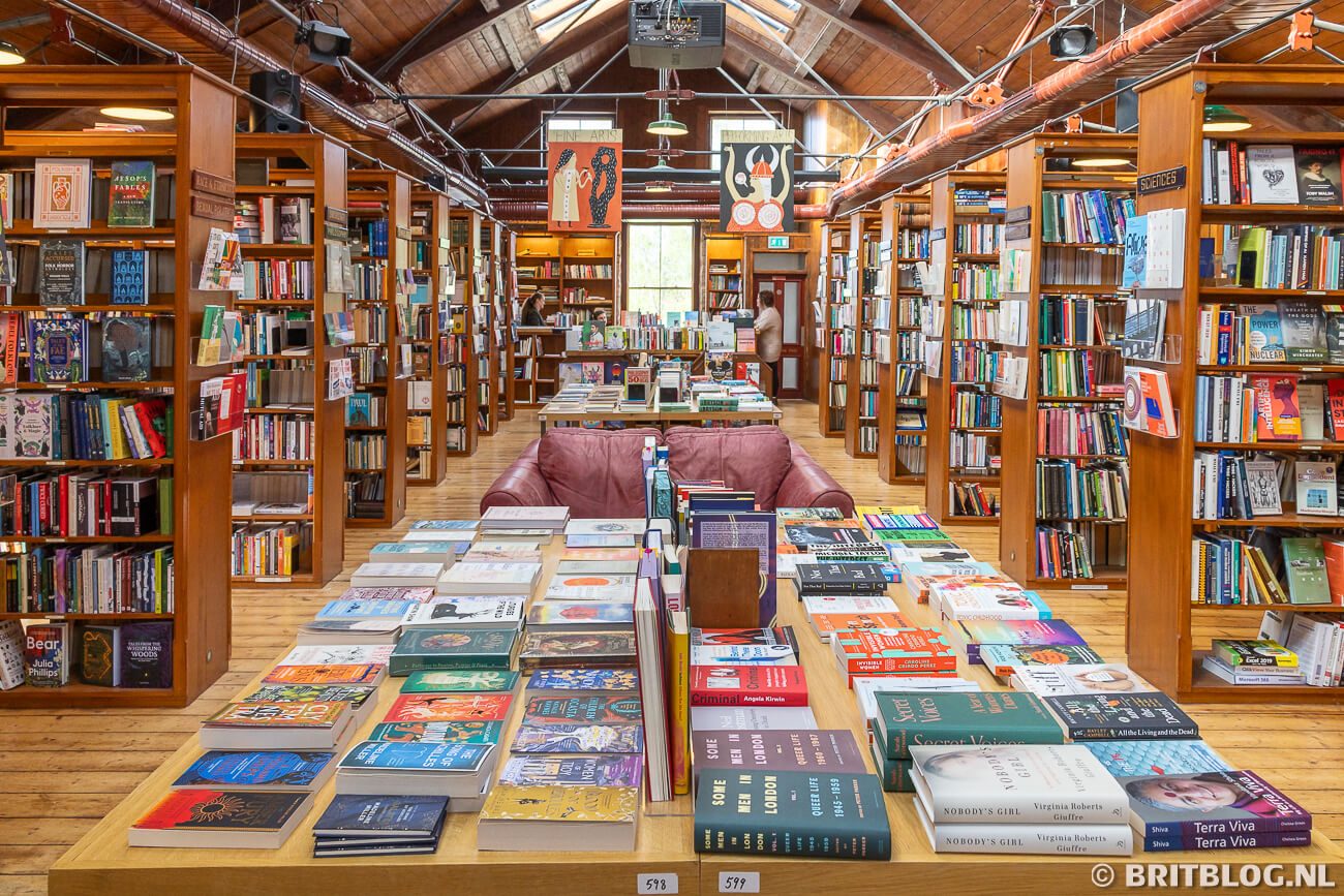 Boekwinkel interieur met houten kasten vol boeken, Hay-on-Wye