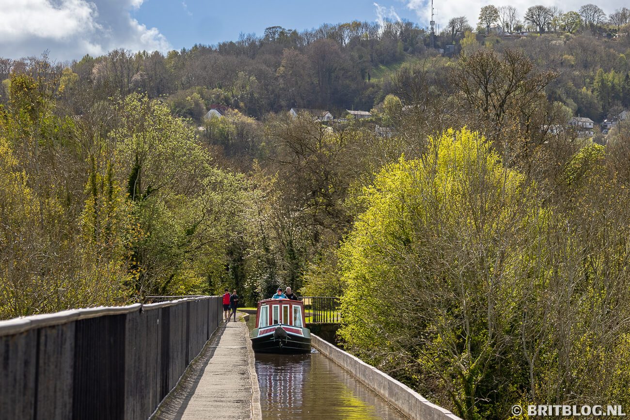 Een narrowboat vaart over het Pontcysyllte Aqueduct, Wrexham, Wales.