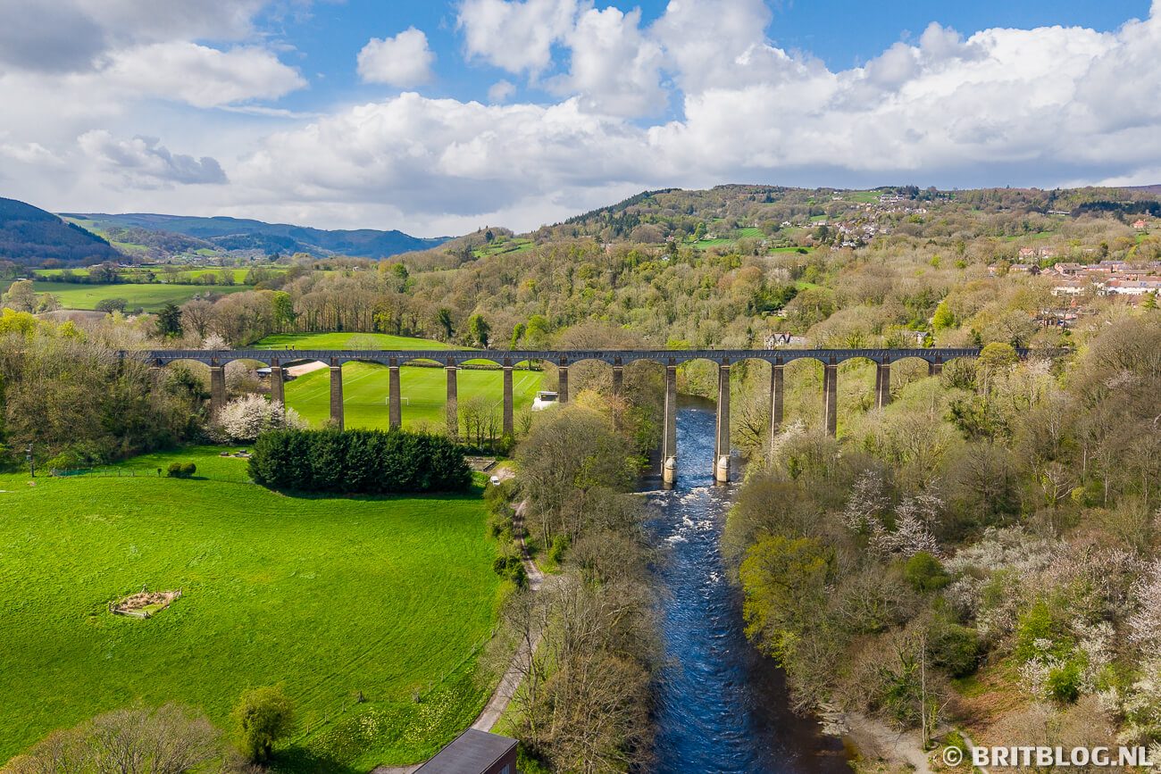 Pontcysyllte Aqueduct in het glooiende Welshe landschap. Dit is mijn eerste stop op deze roadtrip door Wales in 9 dagen
