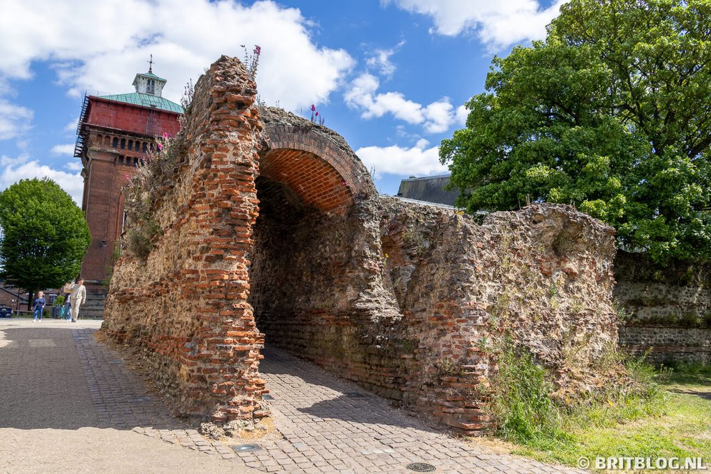 Oude, gedeeltelijk in verval geraakte, Romeinse poort in Colchester.